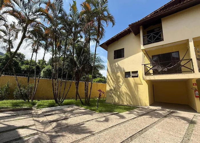 TRIPLEX piscina churrasqueira lava e seca Wi-Fi e 2 TVs em Condomínio com 90m2 no centro de Ubatuba
